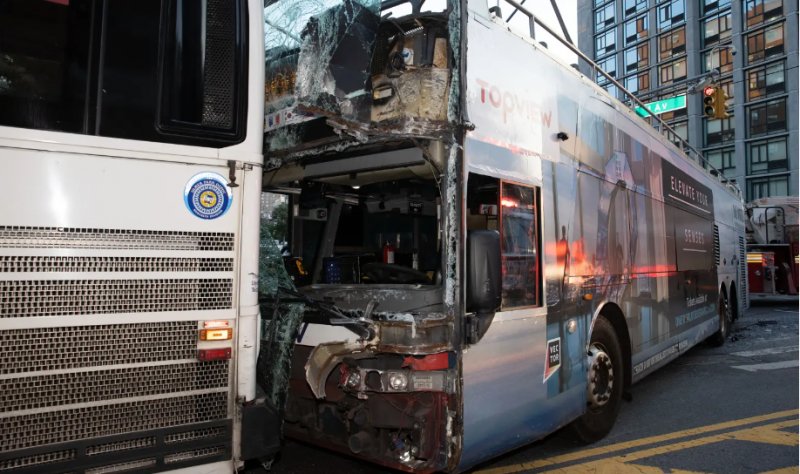 美国纽约两辆公交车相撞 造成80余人受伤 18人被送医救治