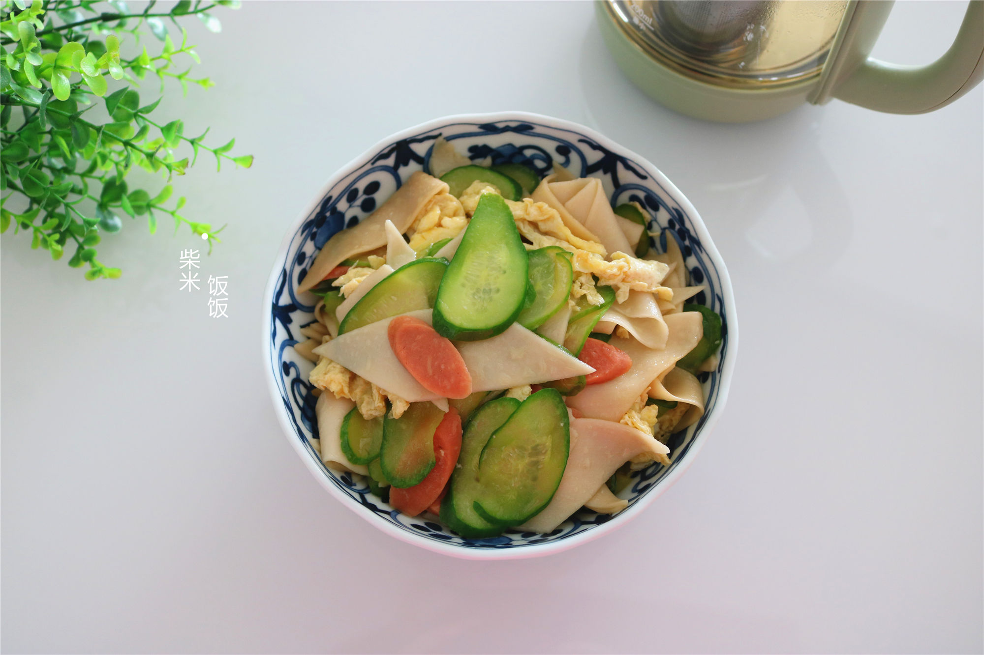  鸡蛋|娘俩的懒人午餐，饭菜一锅出，每人一碗，网友：真省事