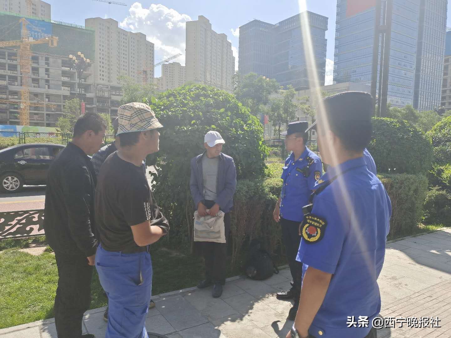 紧盯|“行走城管”-紧盯环境整治 向不文明行为说“不”