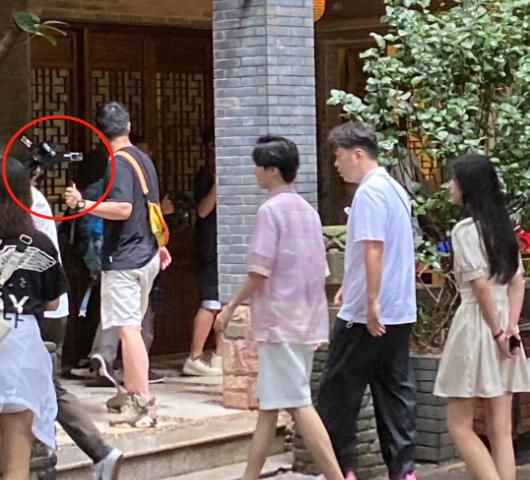  情况下|原来《中餐厅》是这样拍出来的，人墙前面和各大角落全都是摄影师