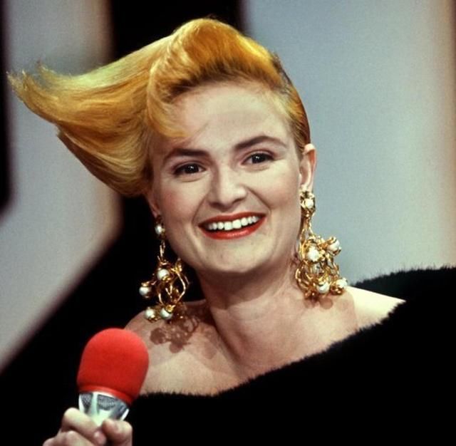 机车|60岁朋克王妃穿长裙骑机车,20岁嫁54岁王子,儿子秃顶颜值成迷