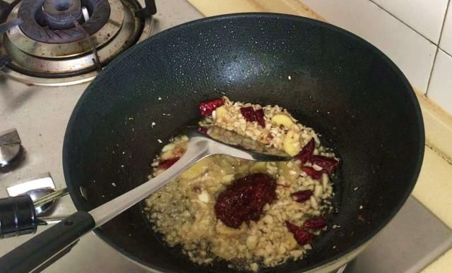  螃蟹|螃蟹别再蒸着吃了，这样一做外酥里又嫩，炒了一大盘硬是不够吃！