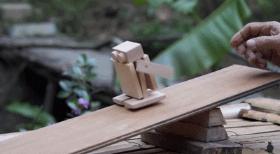  有个|山东有个大爷版李子柒！“玩木头”爆红海外！能造2600年前“鲁班凳”