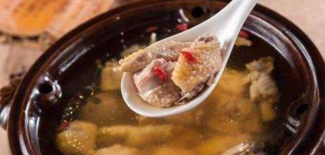 炖鸡汤|炖鸡汤,直接焯水是“外行”!做好这3步,鸡肉鲜嫩不老,汤更鲜