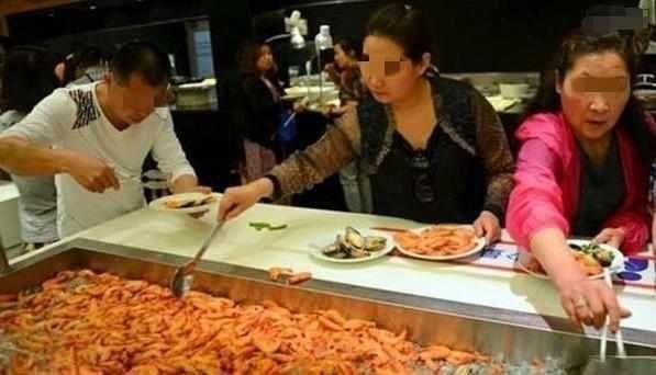 老板|母女吃自助狂拿6盘大虾，看到桌上的虾壳老板怒了，食客骂得好