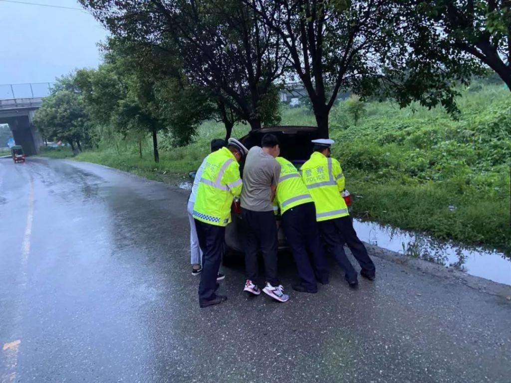  陷入|三原：车辆陷入排水沟，交警及时伸援手