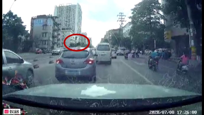  伸出|抖音举报：又有小孩伸出天窗玩耍，交警：安排｜回音壁