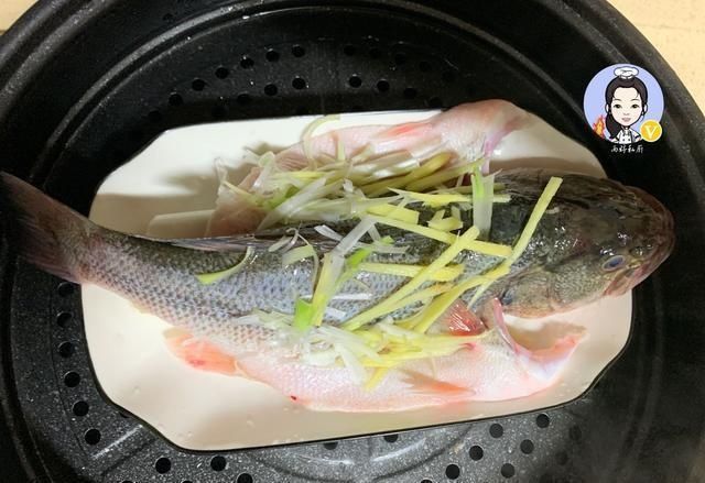 鱼肉|蒸鱼时,最忌直接加“盐”,加一勺它,鱼肉越蒸越香,越蒸越嫩!