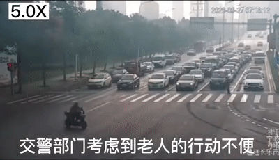 秋天|斑马线上相差60岁的牵手，温暖了这个秋天