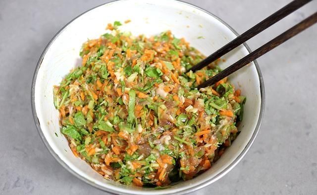  三伏天|三伏天，用这些菜做蒸饺，8分钟出锅，柔软香嫩，手抓着吃更过瘾