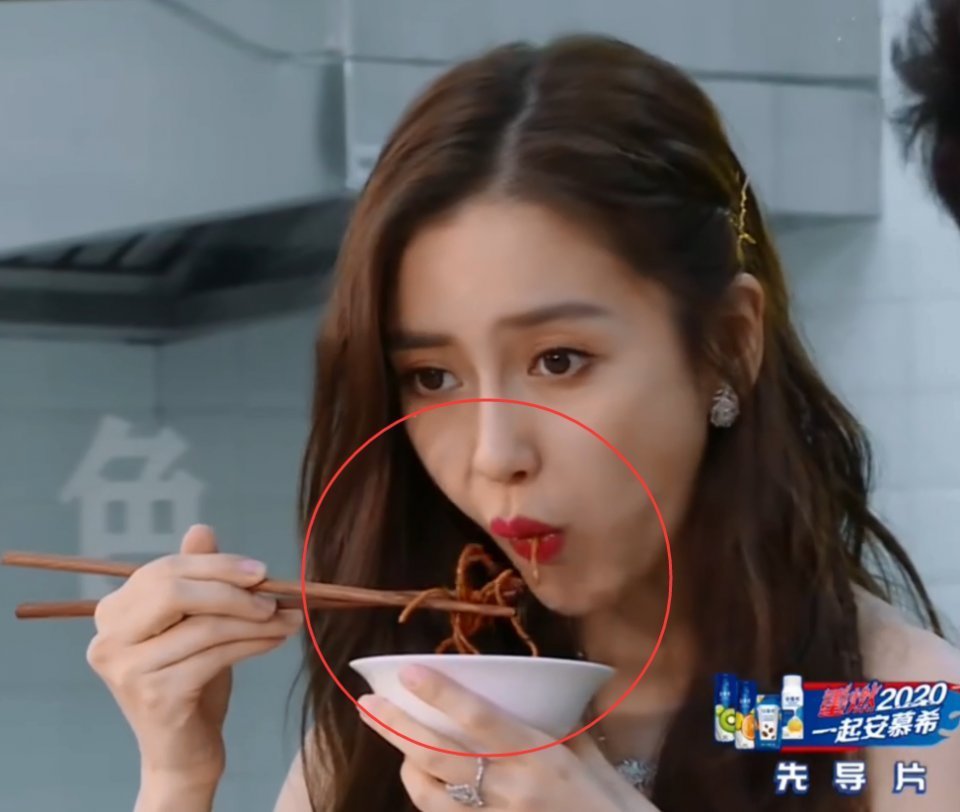 黑暗|跑男做“黑暗料理”让嘉宾吃,当镜头特写到杨颖,是否真吃很明显