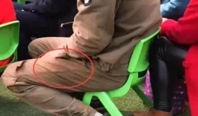 爸爸|爸爸穿“工作装”参加家长会, 惹其他家长围攻: 孩子的脸往哪放?