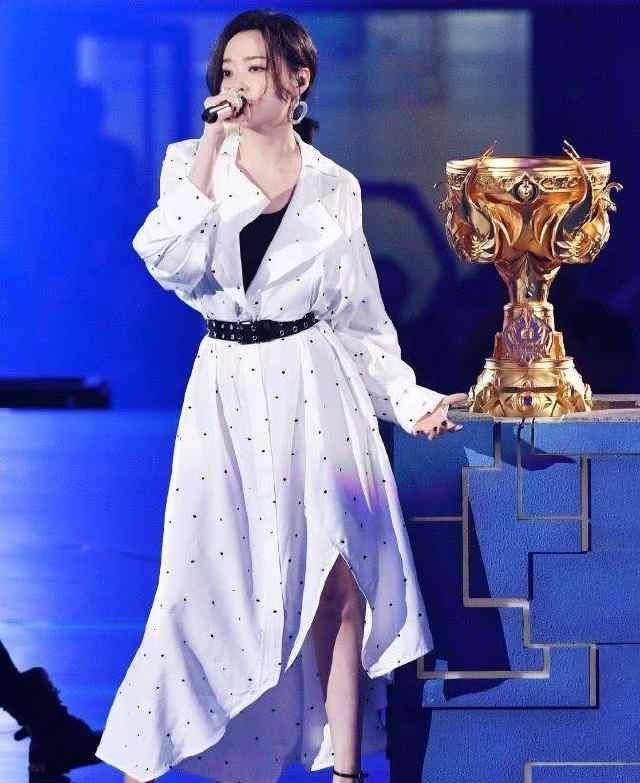  姑娘|90后姑娘吴莫愁被“移出”娱乐圈，时代淘汰一个人从来不会打招呼