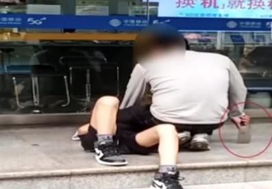 孩子|父亲约谈女儿早恋男友;街头手持菜刀将其按倒在地;家长如何应对孩子早恋