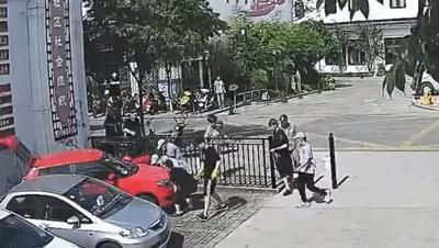  匪夷所思|匪夷所思！前一秒还在倒车，下一秒自己被卷进车底