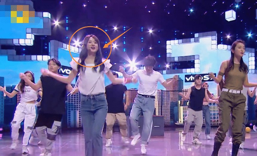  比例|赵丽颖节目唱跳表演, 当镜头拍到她的全身, 这身材比例没看错吧