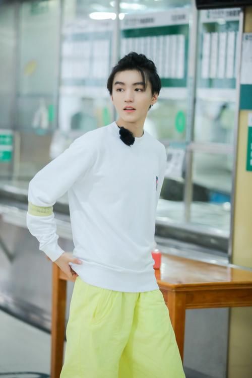 王源|《中餐厅4》王俊凯吐槽杨超越跑调,用词犀利,和王源很有默契