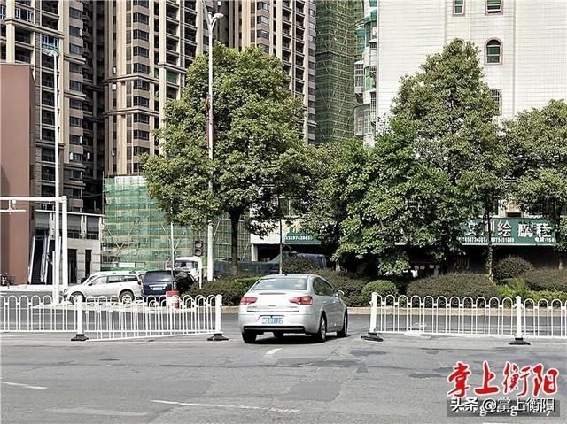  衡阳|太嚣张！衡阳这个路口的隔离栏遭强行被“开口”