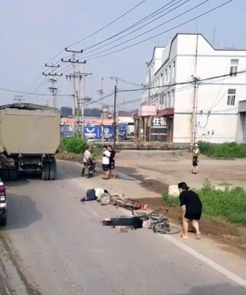  路人|保新路喇喇地渣土车肇事，两骑车路人被撞一死一伤