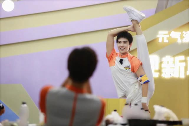  粉丝网友|杨洋在《元气满满的哥哥》用浑身解数一字马唱365个祝福，网友称有绝活啊