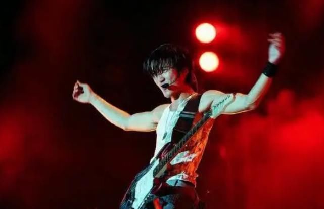  那位|《好声音2020》正式官宣，那位主动上台给学员伴奏的导师，又回来了