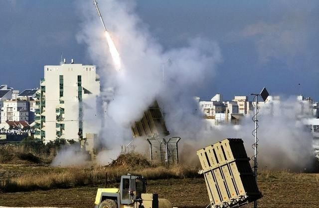 以色列刚宣称不惧与任何国家开战，上百枚火箭弹袭来，铁穹被打爆