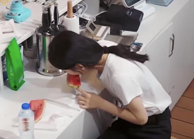  赵丽颖|赵丽颖西瓜吃播一幕你不能错过！果然毁掉女神的行为就是吃瓜！