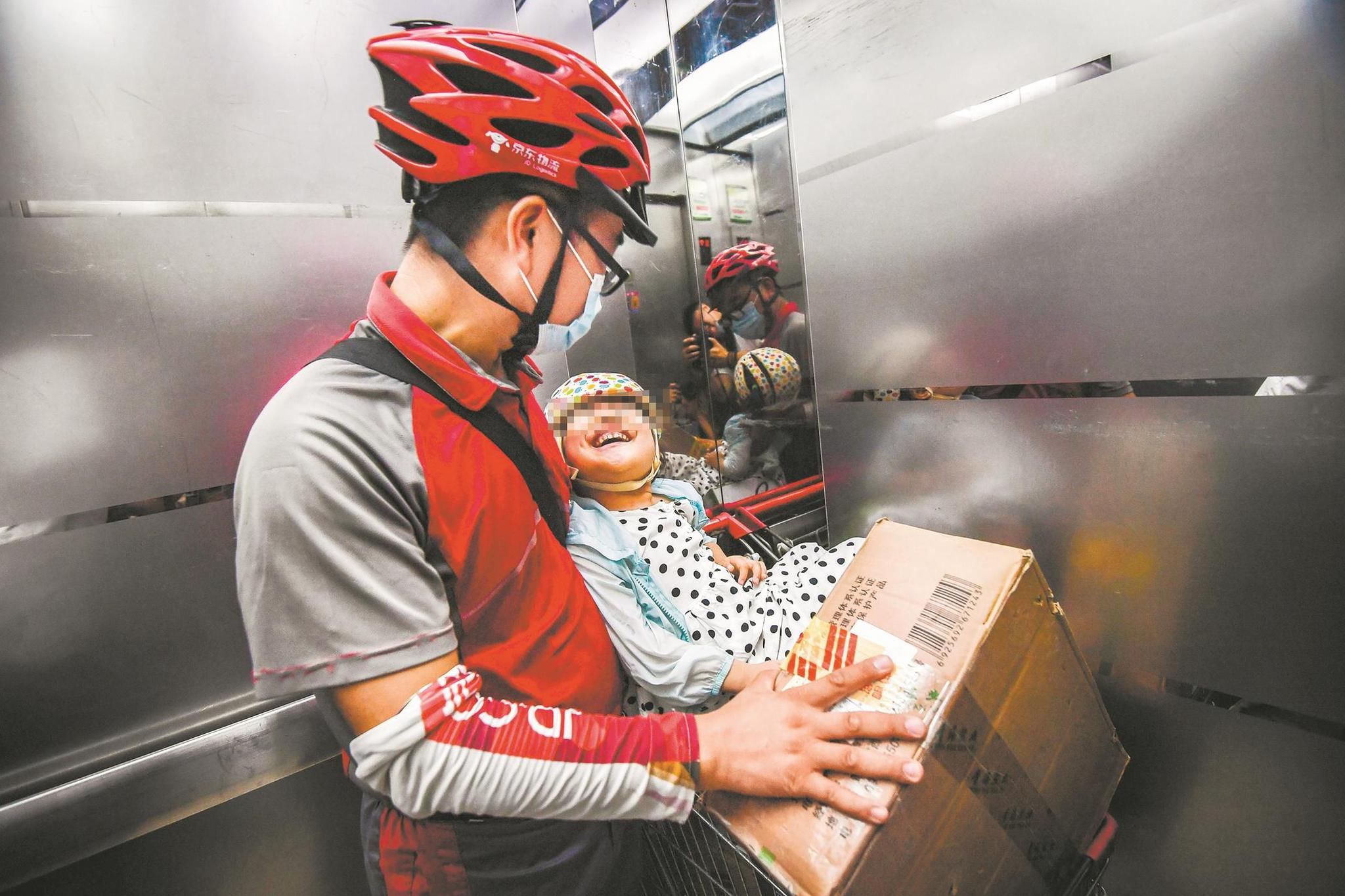 快递|武汉一快递员腰系脑瘫女儿送快递,居民称其“袋鼠爸爸”