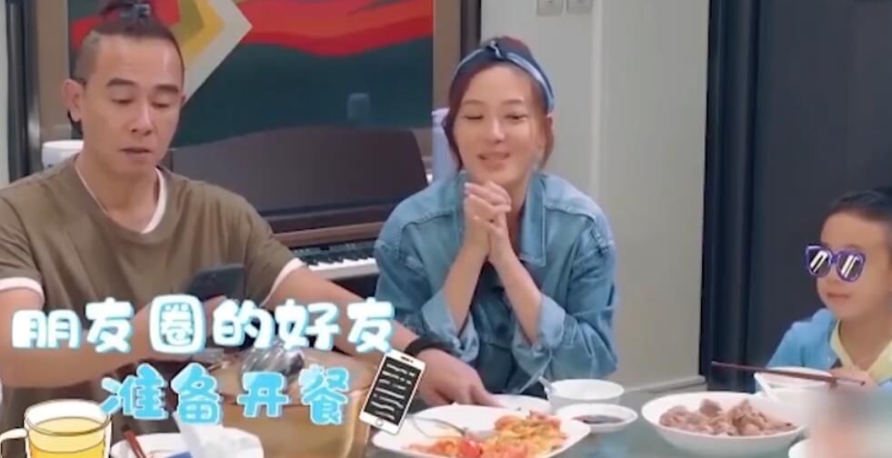  做饭|陈小春首次给Jasper做饭，谁注意饭桌上放的菜？打脸大半个娱乐圈