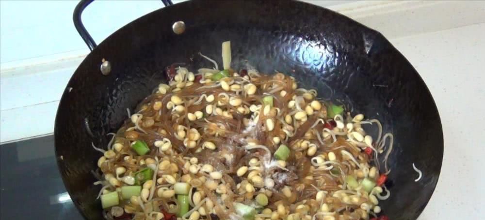 入味|豆芽炒粉条,地道家常菜,教你一个小技巧,豆芽入味,越嚼越香