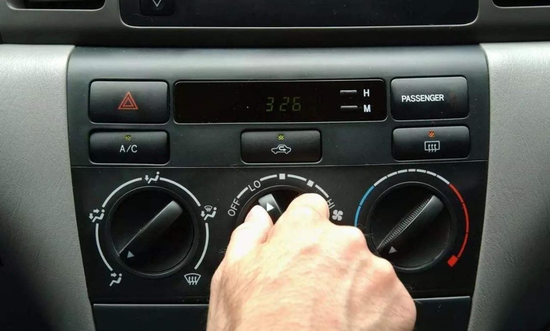 车里|孩子被困车内母亲坚持找备用钥匙,民警直接砸窗,网友:妈咋想的