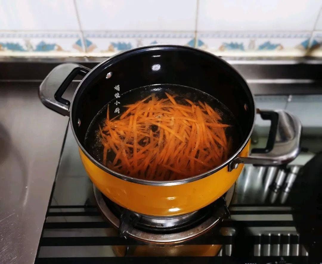 花椒|低脂的菠菜胡萝卜拌粉丝的做法，香辣开胃，口感Q弹！