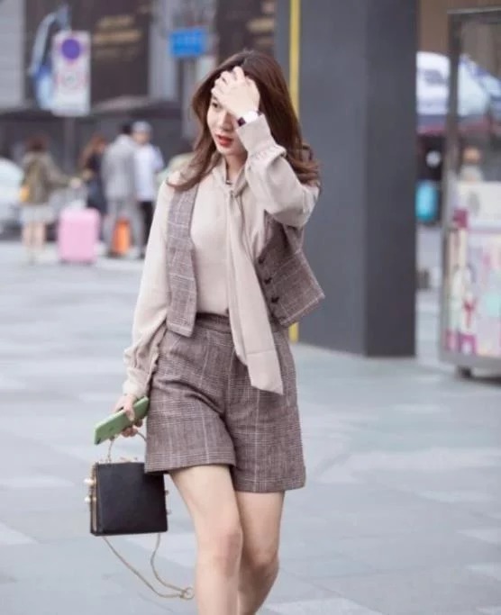  休闲|街拍：面带微笑气质文雅的美女，棕色的休闲短装帅气大方