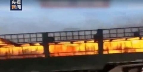 起火|黑龙江货车加油站旁起火 司机驾车数公里冲出闹市!