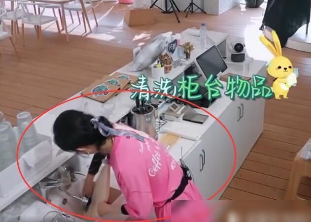  赵丽颖|赵丽颖前台喝咖啡又不干活？谁注意到字幕，后期良心发现了？