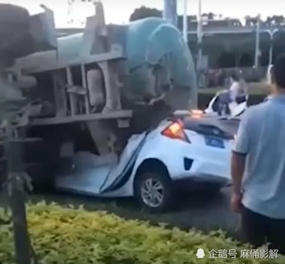  水泥|停下等红绿灯女司机被压扁！水泥车疑过重失去平衡？