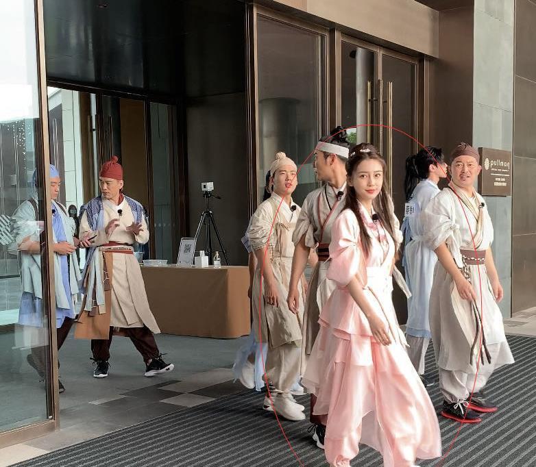 baby|张翰参加《奔跑吧》却被认成黄晓明, 和baby同框照引热议