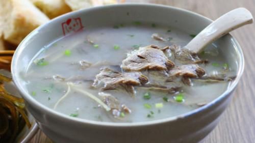  鲜美|炖羊汤，加香料是“外行”！大厨：只加2样，羊汤鲜美，不腥不膻