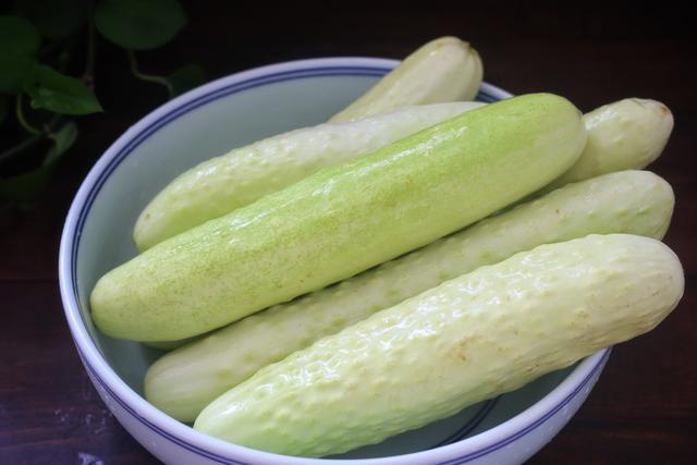 冷冻|夏天把黄瓜冷冻起来,留到冬天炒肉吃,特别香,我每年都做