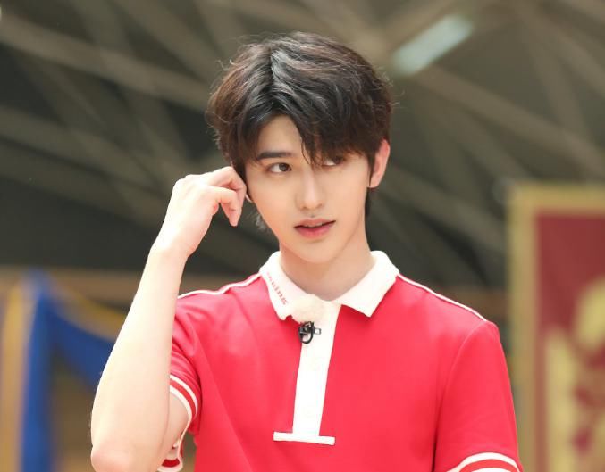  不少人|蔡徐坤《跑男》下水，“脱妆”截图照火了，这脸确定有21岁？