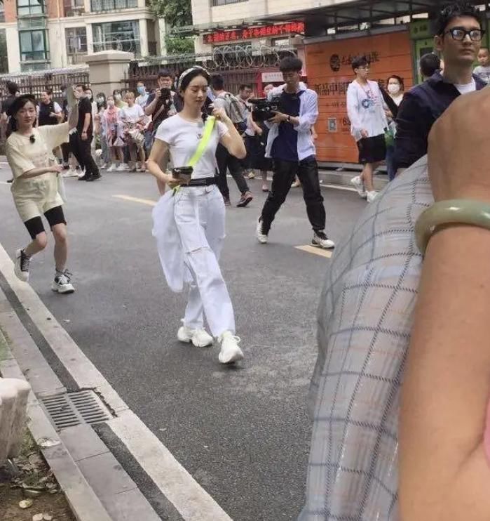  评价|赵丽颖路透图曝光，全程毫无表情却难挡美貌，路人评价太真实