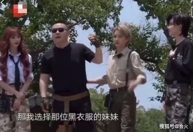  把手|岳云鹏紧紧抓住女演员以免被怀疑 把手伸进别人的裤子口袋 当众坦白？