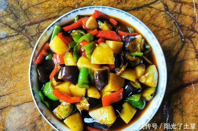  土豆|茄子土豆和青椒做出一盘地三鲜，成本也就5块左右，好吃赛过肉