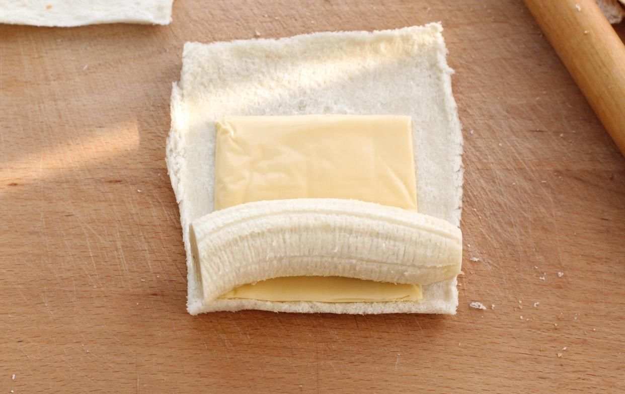 上桌|剩吐司别丢掉,做成快手营养早餐,五分钟就上桌,咬一口还爆浆!