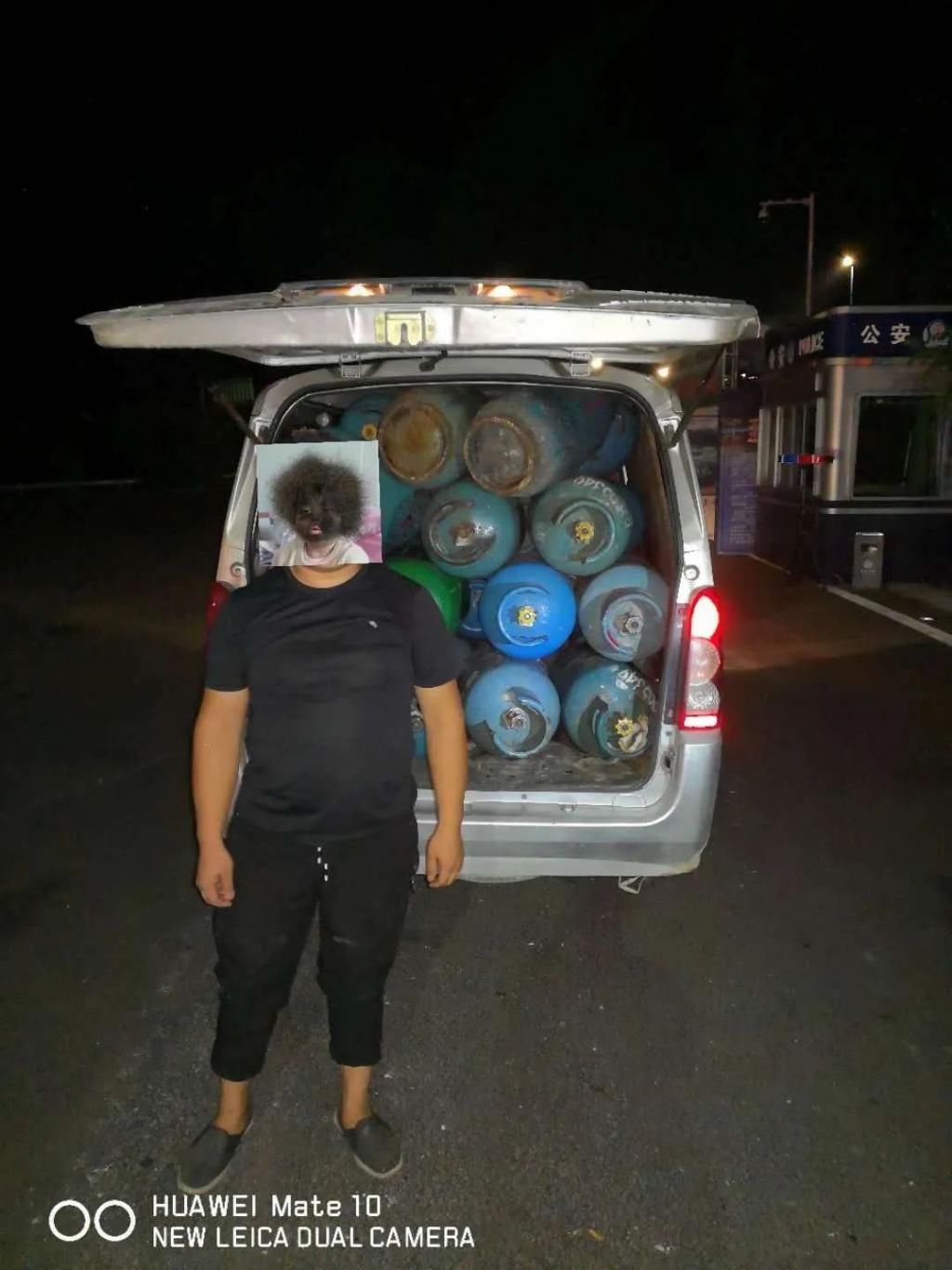  易燃易爆|可怕！一面包车塞了13个煤气罐，结果……