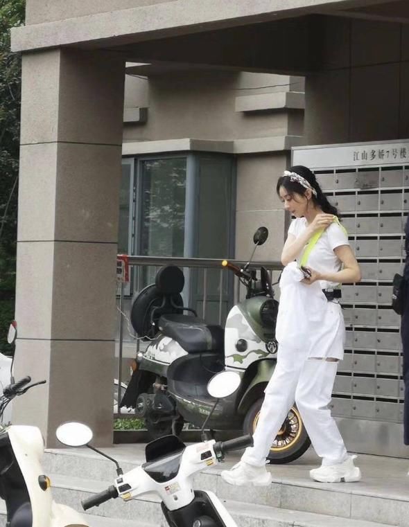  评价|赵丽颖路透图曝光，全程毫无表情却难挡美貌，路人评价太真实