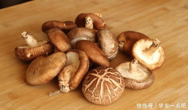 效去除里面|洗香菇,只用清水洗就错了,大厨教你一招,脏东西虫卵自己跑出来