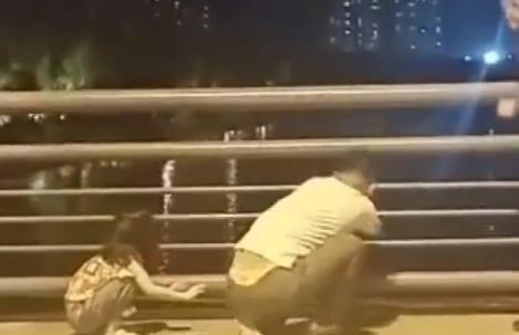 孩子|女子崩溃欲跳桥轻生，男子带孩子跪地苦苦哀求，下一秒绝望坠河