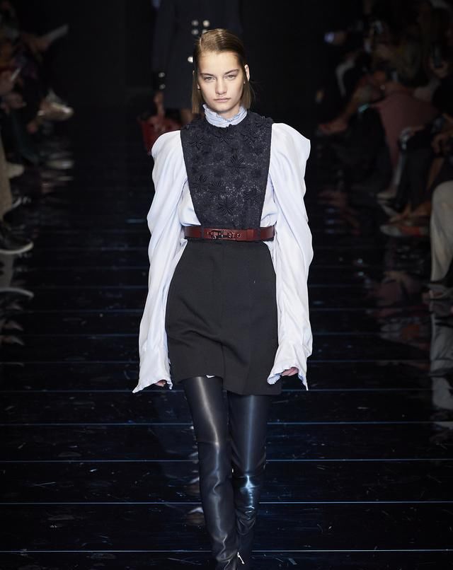  身姿|Sportmax展现女性妙曼身姿略带甜美感的剪裁与不对称美学打破刻板