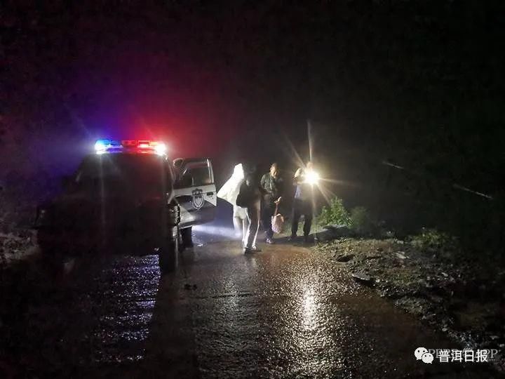  这件|?4人被困无量山深山中！只因下雨天心急做了这件错事